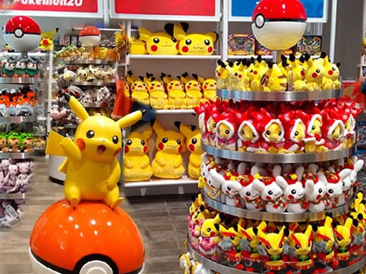 Tienda con peluches, figuras y merchandising oficial de Pokémon